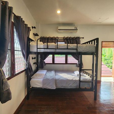 Blue Moon House - A Budget Hostel For Easy Travellers เชียงใหม่ ภายนอก รูปภาพ