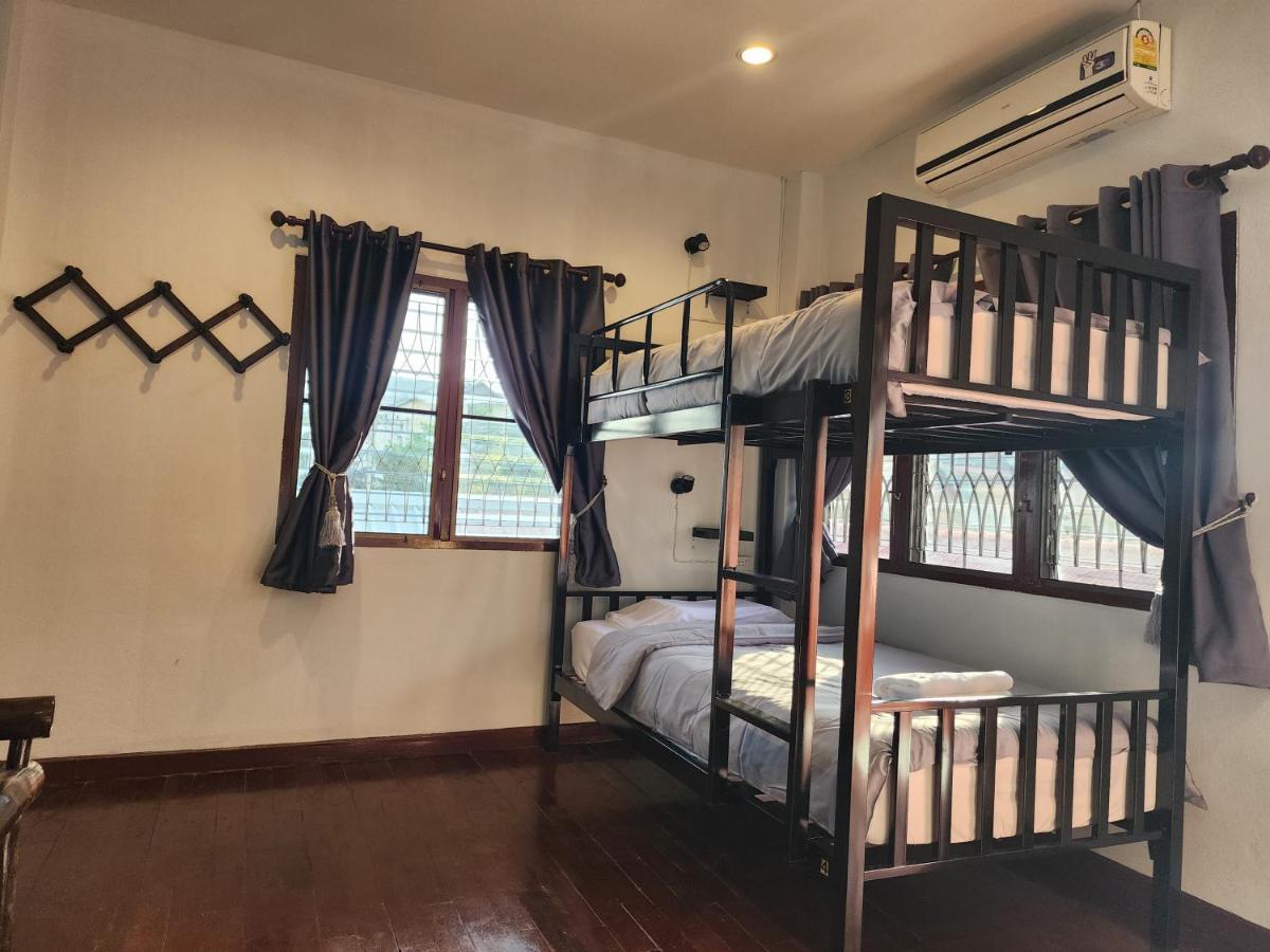 Blue Moon House - A Budget Hostel For Easy Travellers เชียงใหม่ ภายนอก รูปภาพ