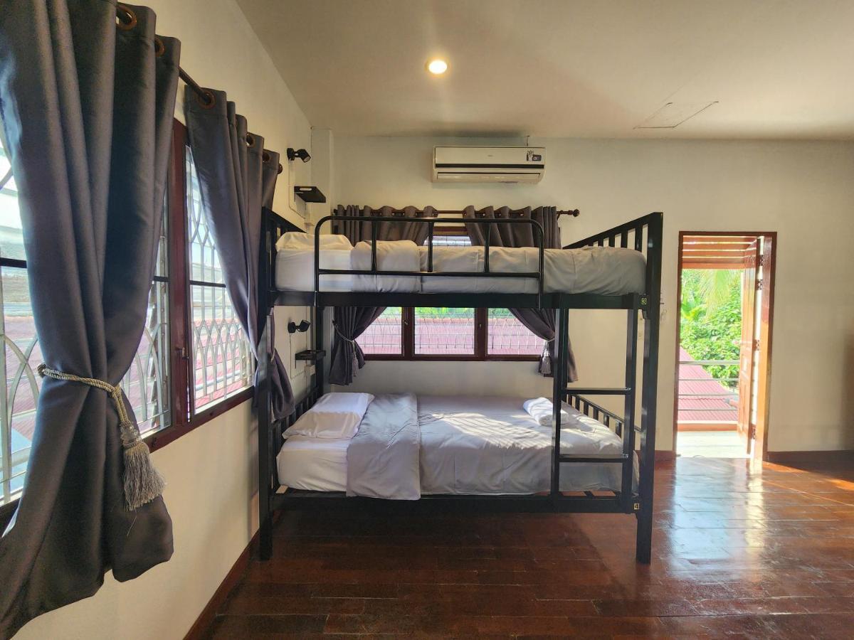 Blue Moon House - A Budget Hostel For Easy Travellers เชียงใหม่ ภายนอก รูปภาพ