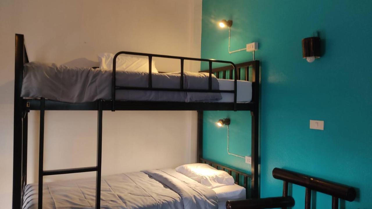 Blue Moon House - A Budget Hostel For Easy Travellers เชียงใหม่ ภายนอก รูปภาพ