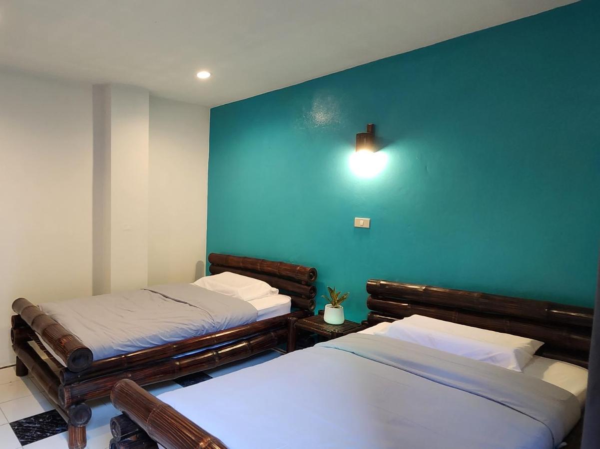 Blue Moon House - A Budget Hostel For Easy Travellers เชียงใหม่ ภายนอก รูปภาพ