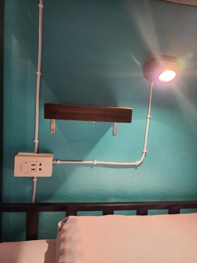 Blue Moon House - A Budget Hostel For Easy Travellers เชียงใหม่ ภายนอก รูปภาพ