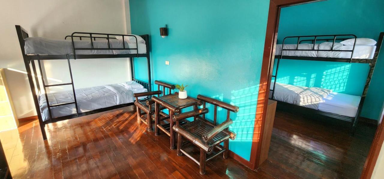 Blue Moon House - A Budget Hostel For Easy Travellers เชียงใหม่ ภายนอก รูปภาพ