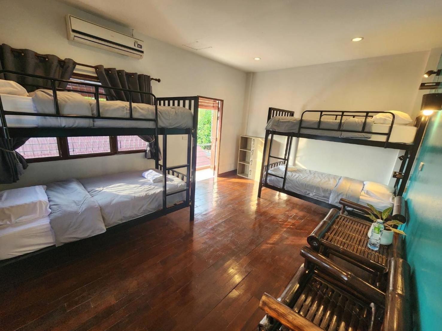 Blue Moon House - A Budget Hostel For Easy Travellers เชียงใหม่ ภายนอก รูปภาพ