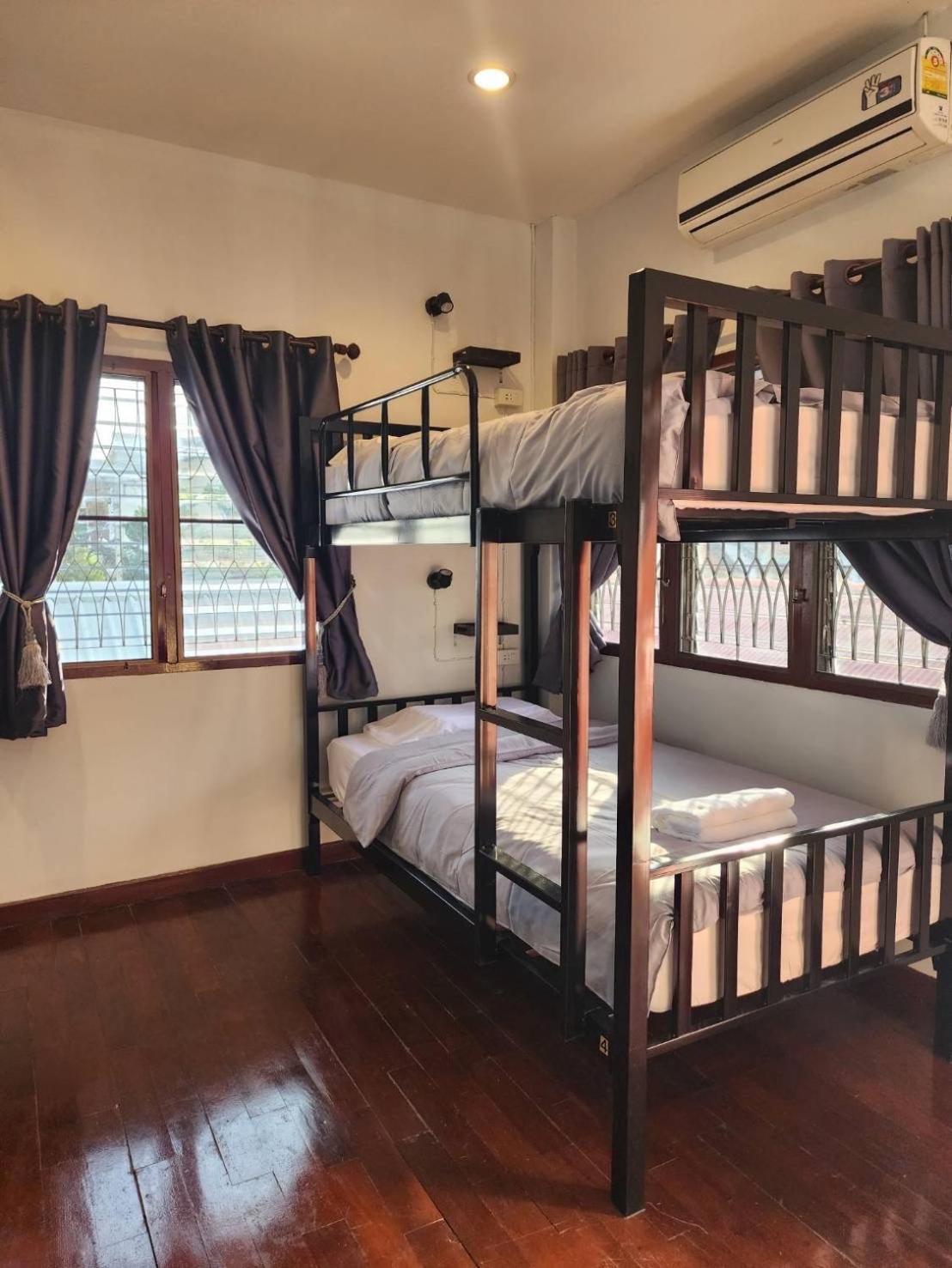 Blue Moon House - A Budget Hostel For Easy Travellers เชียงใหม่ ภายนอก รูปภาพ