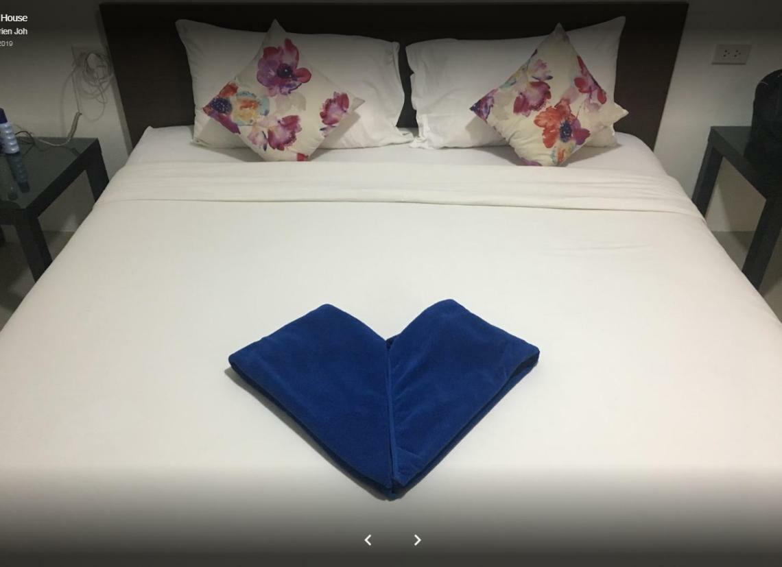 Blue Moon House - A Budget Hostel For Easy Travellers เชียงใหม่ ภายนอก รูปภาพ