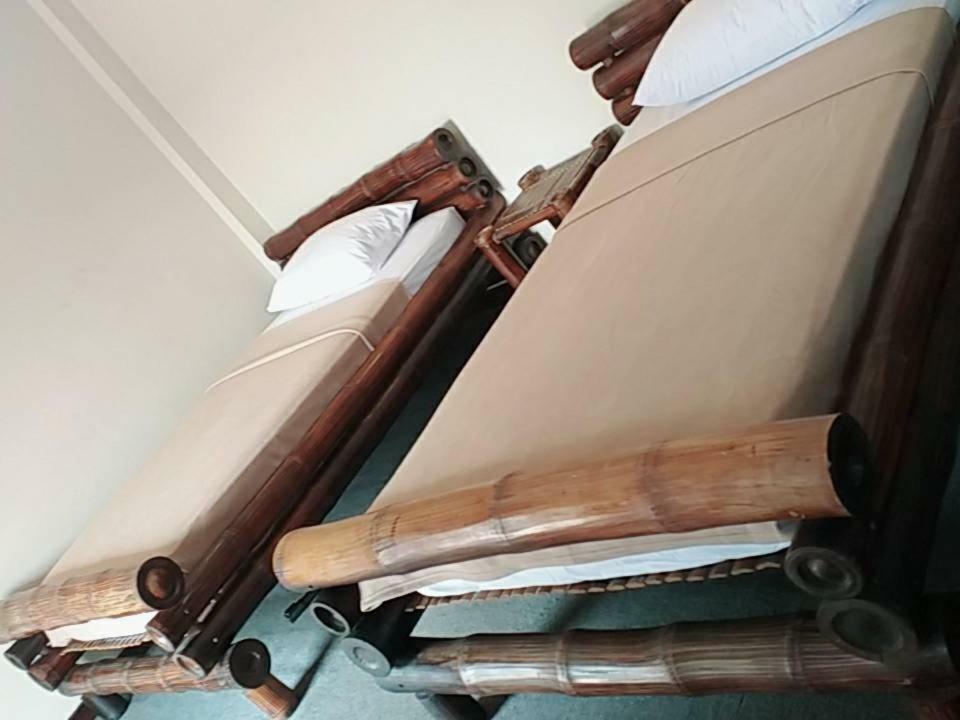 Blue Moon House - A Budget Hostel For Easy Travellers เชียงใหม่ ภายนอก รูปภาพ